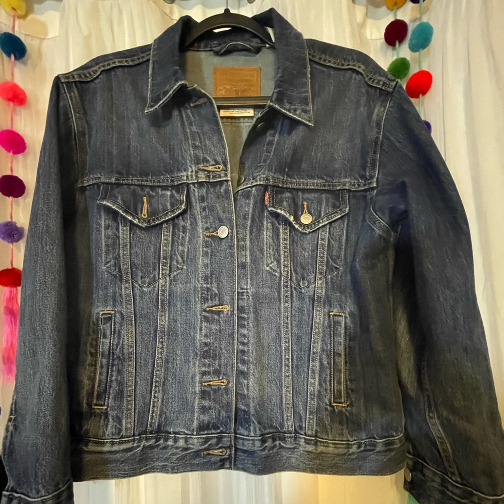 Women’s Levi medium wash jean jacket